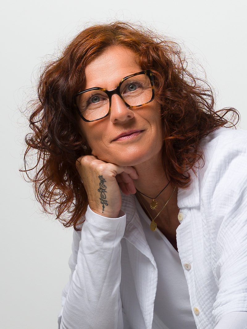 Alexandra Haas, Porträt mit aufgestütztem Kinn